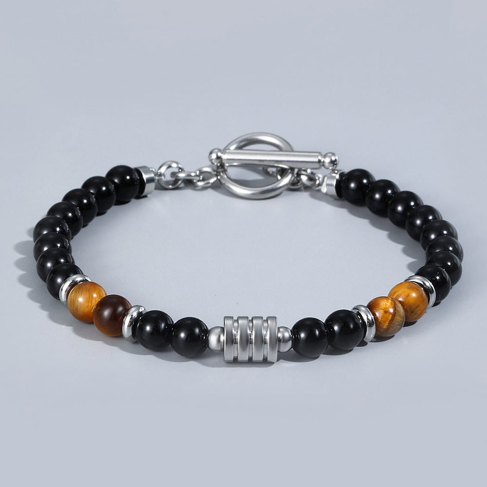 Bracelet en perles d'oeil de tigre et acier inoxydable sur fond gris