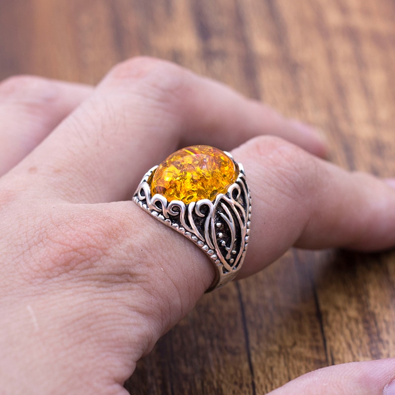 Bague en métal avec résine ambrée incrustée – Image 3
