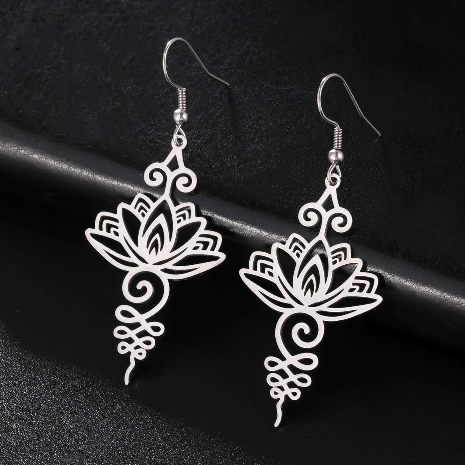 Boucles d'Oreille Pierre Naturelle avec Pendentif Lotus en Acier Inoxydable sur fond noir