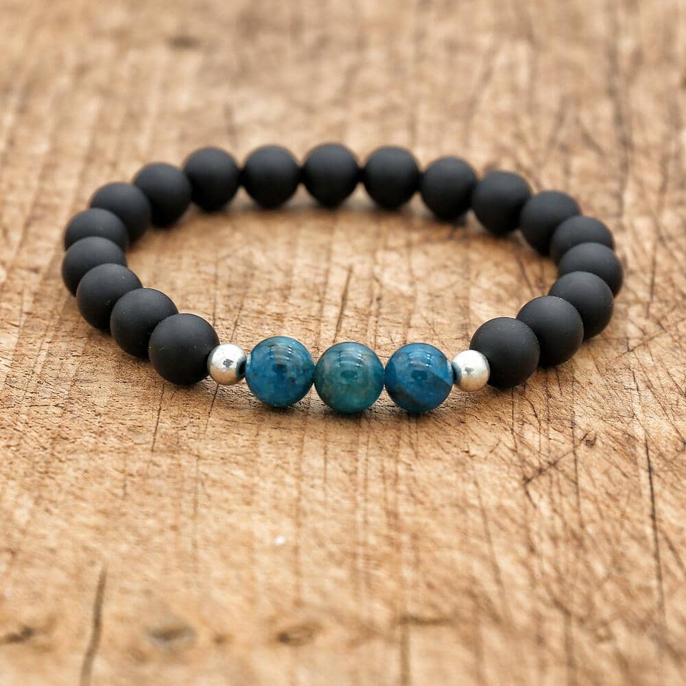Bracelet Pierre Naturelle avec Perles d'Apatite pour Homme sur fond marron en bois