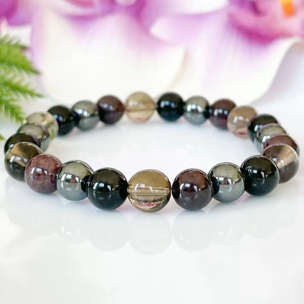 Lot de Douze Bracelets Pierre Naturelle avec Tourmaline et Grenat Noir sur fond blanc