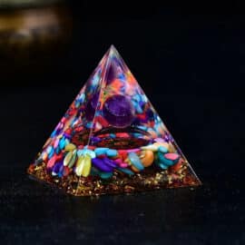 Orgonite Pyramide en Cristal Naturel et Résine sur fond noir