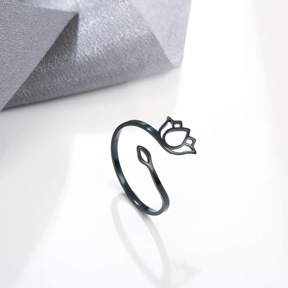 Bague Ouverte au Design de Fleur de Lotus en Acier Inoxydable sur fond blanc et gris