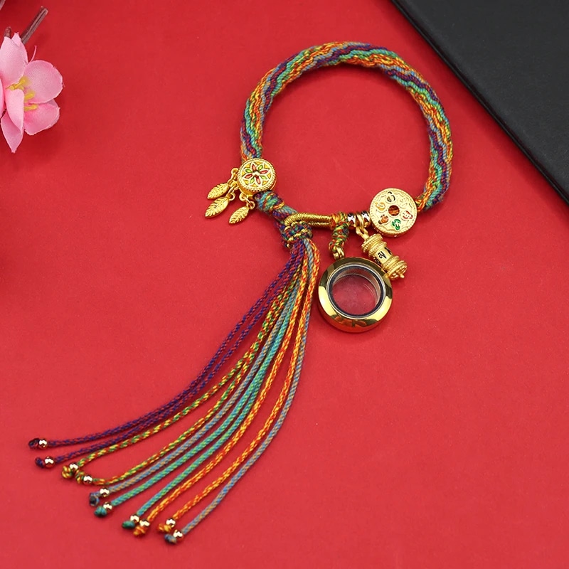 Bracelet Bouddhiste Réglable en Acier Inoxydable sur fond rouge