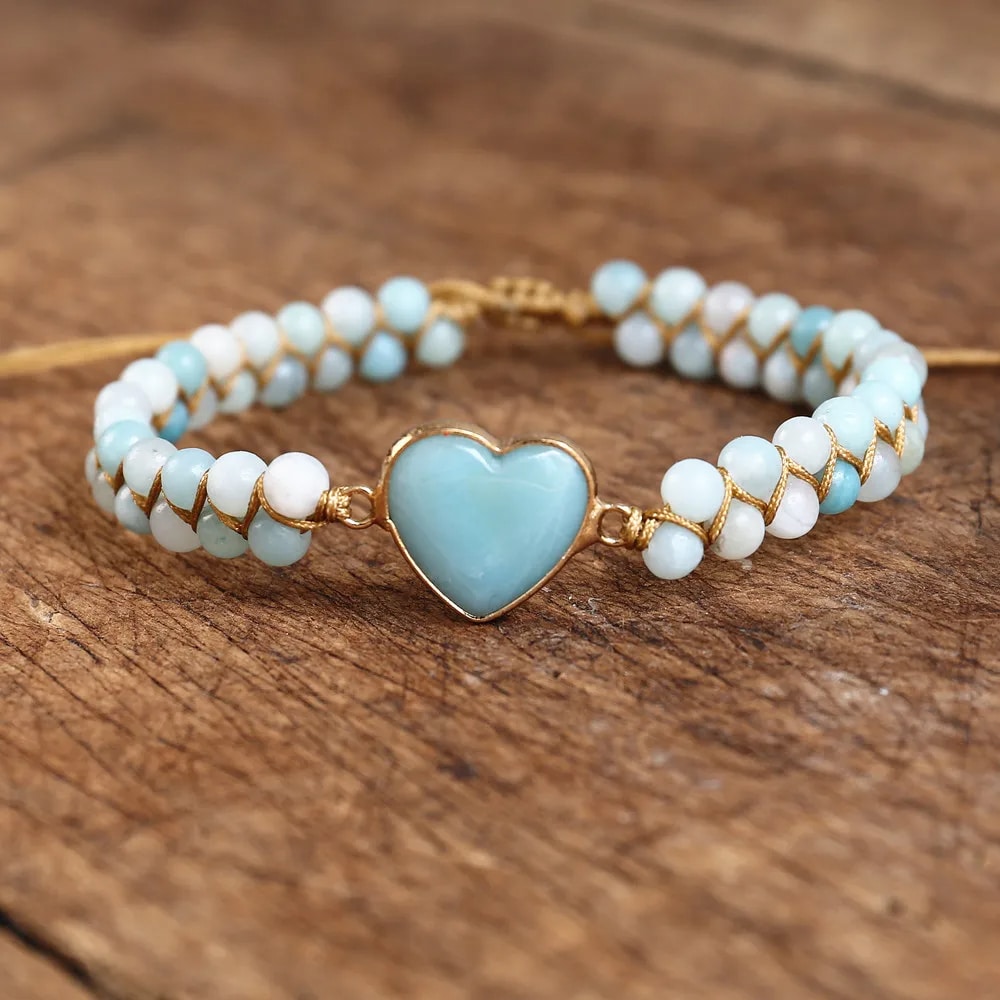 Bracelet Confiance et Harmonie avec Coeur et Perles d'Amazonite sur fond marron