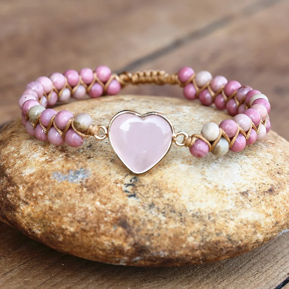 Bracelet Confiance et Harmonie avec Coeur et Perles de Quartz Rose sur une pierre sur fond beige