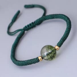Bracelet Confiance et Harmonie Vert en Coton avec Perle de Quartz sur fond gris