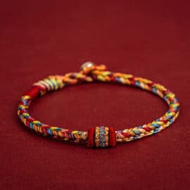 Bracelet Tibétain en Corde et Coton sur fond rouge