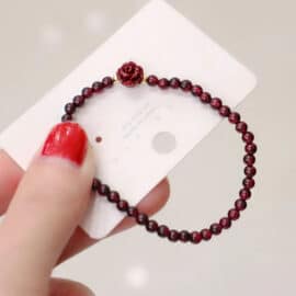 Bracelet Tibétain Fin en Perles de Grenat avec Fleur