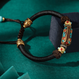 Bracelet Tibétain de Style Rétro en Corde et Métal sur fond vert