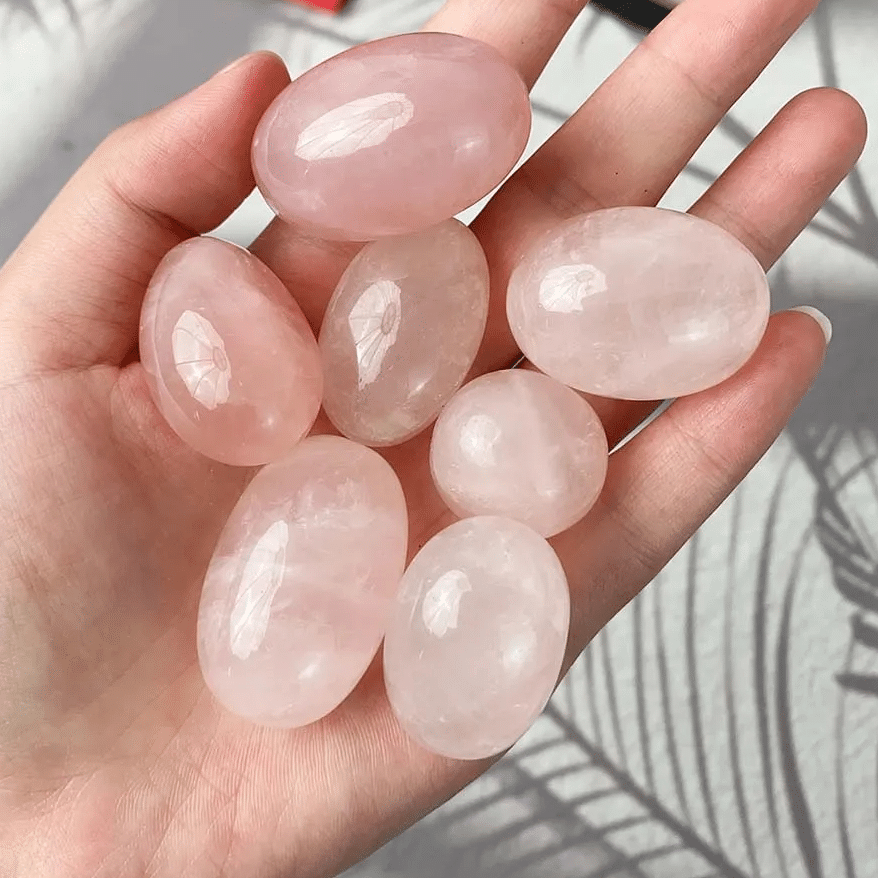 Coffret Pierre Naturelle de 100 Grammes sur fond gris dans une main