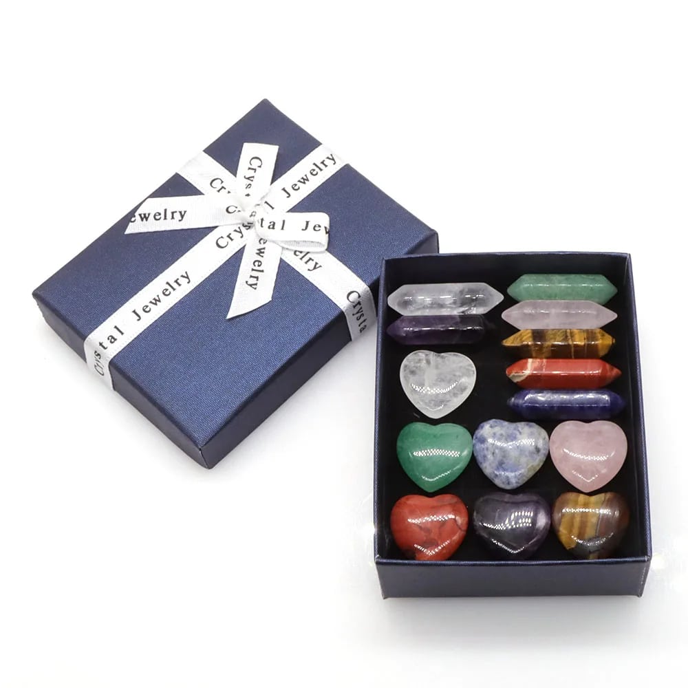 Coffret Pierre Naturelle en Forme de Coeur de Quatorze Pièces sur fond blanc