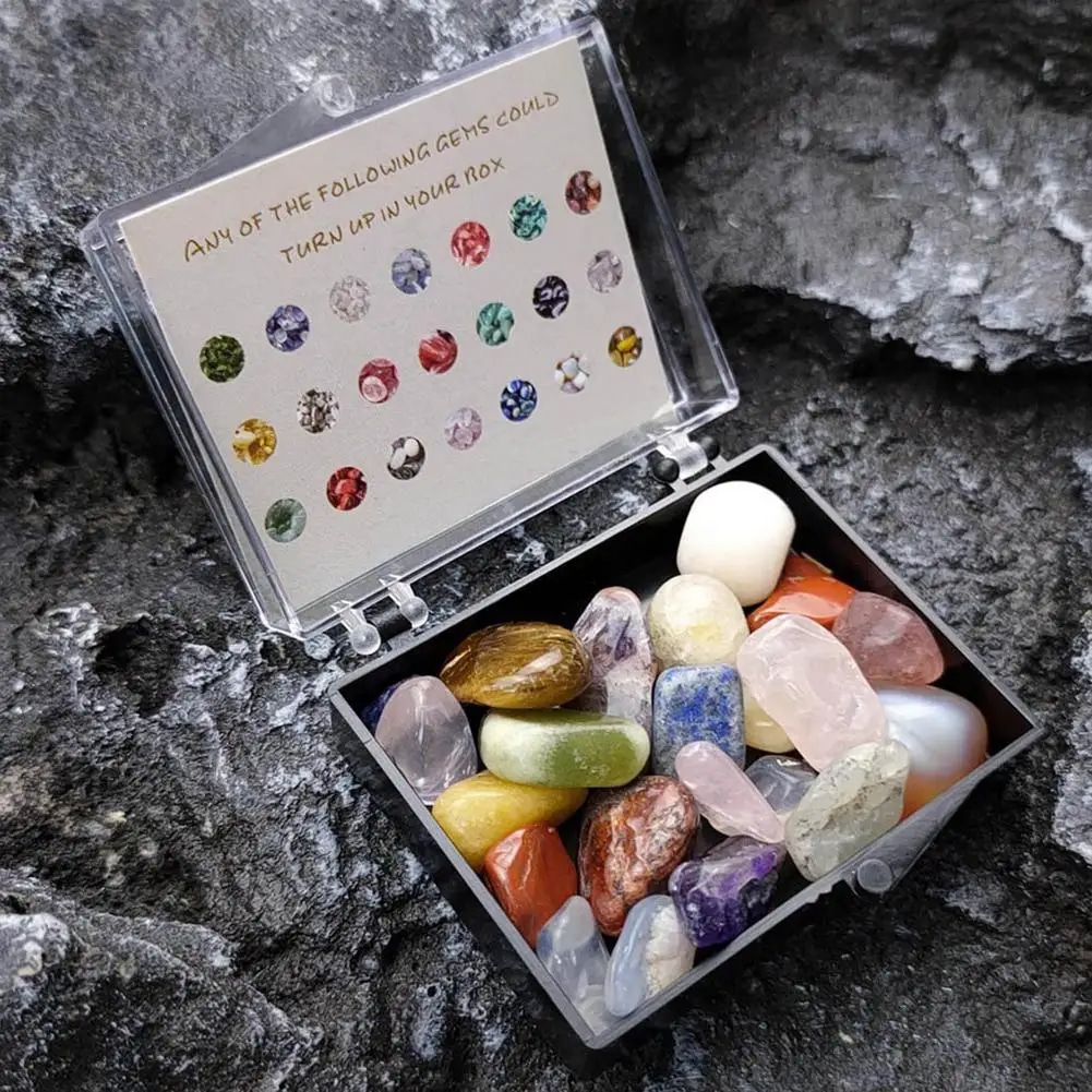 Coffret Pierre Naturelle avec Mélange de Pierres sur fond gris de pierres