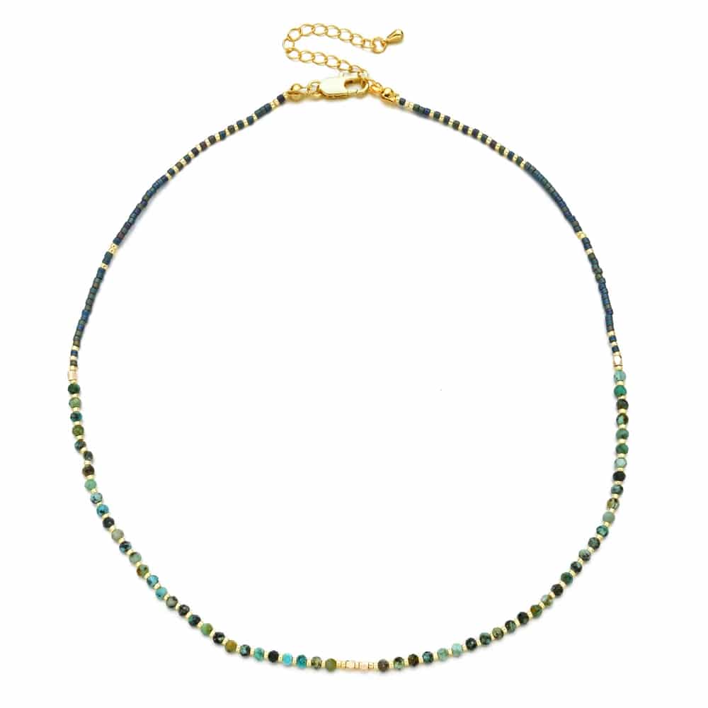 Collier Pierre Naturelle en Acier Inoxydable avec Petites Perles sur fond blanc