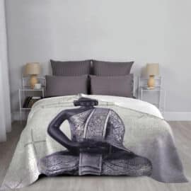 Couverture de Maison avec Imprimé de Bouddha en Coton et Polyester sur un lit sur fond gris