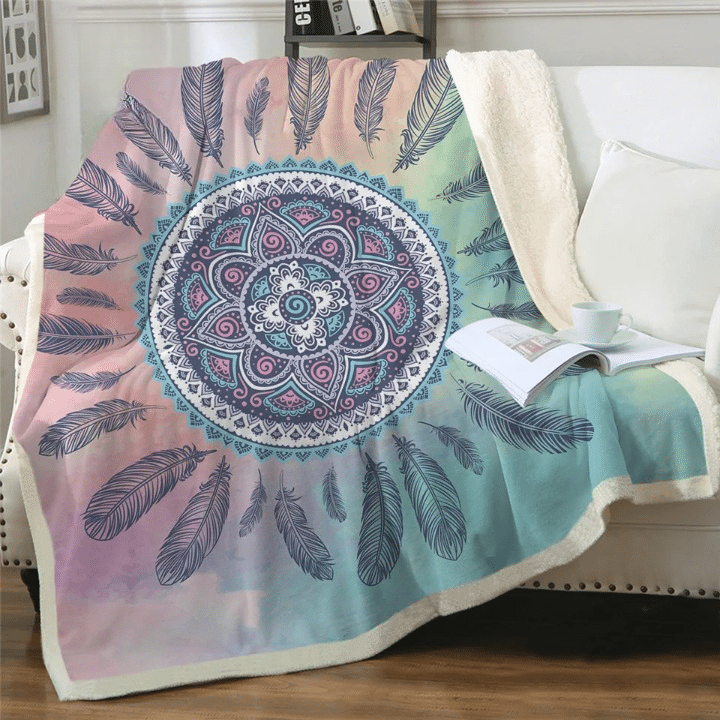 Couverture de Maison avec Mandala de Style Bohème en Polyester posé sur un canapé avec un livre et une tasse de café