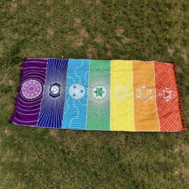 Couverture de Maison Sept Chakras avec Mandalas en Polyester posée dans l'herbe