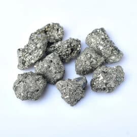 Pierre Naturelle Irrégulière de Pyrite sur fond gris