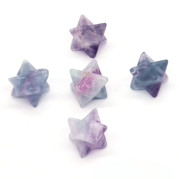 Pierre Naturelle Sculptée en Forme d'étoiles sur fond blanc
