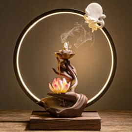 Porte-Encens Bouddha Veilleuse LED en Céramique avec Fleur de Lotus sur fond beige