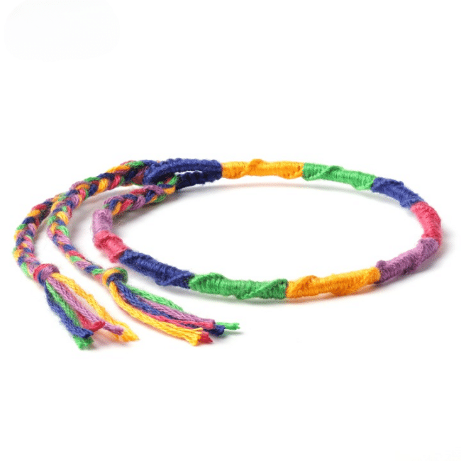 Bracelet Brésilien Multicolore en Coton sur fond blanc