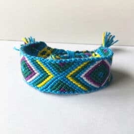 Bracelet Brésilien Multicolore avec Losanges en Coton sur fond gris