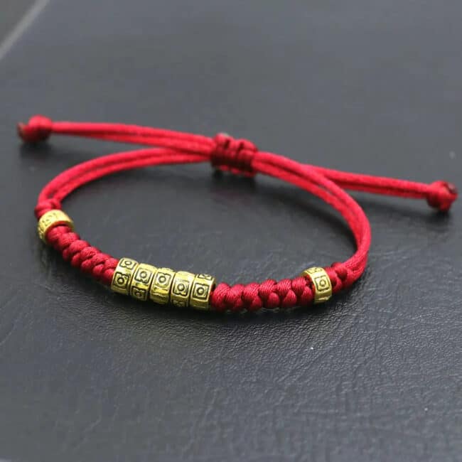 Bracelet Tibétain à Fil Rouge avec Breloques en Alliage de Zinc sur fond gris