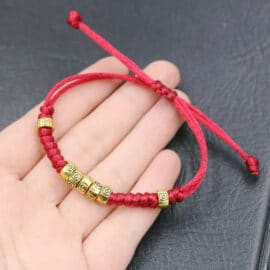 Bracelet Tibétain à Fil Rouge avec Breloques en Alliage de Zinc