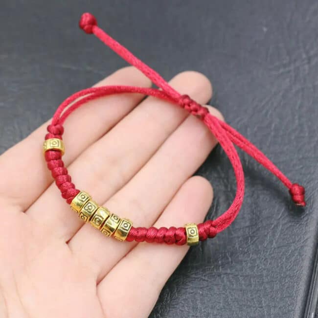 Bracelet Tibétain à Fil Rouge avec Breloques en Alliage de Zinc