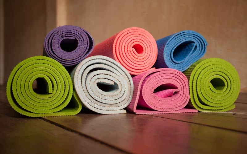 Différents tapis de yoga de différentes couleurs.