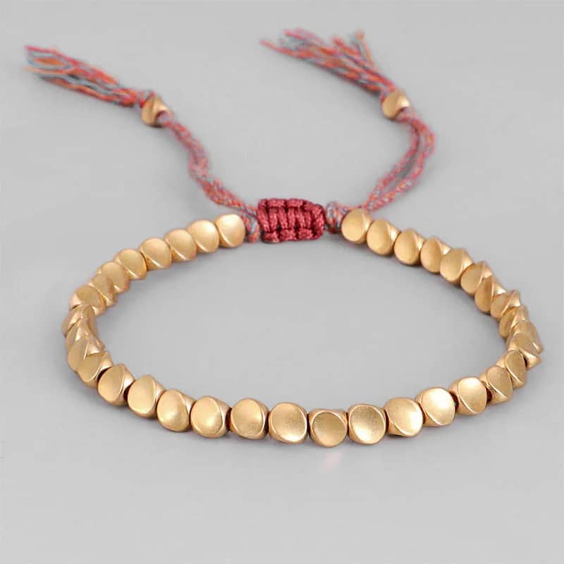 Bracelet Tibétain Doré avec Perles de Cuivre sur fond gris