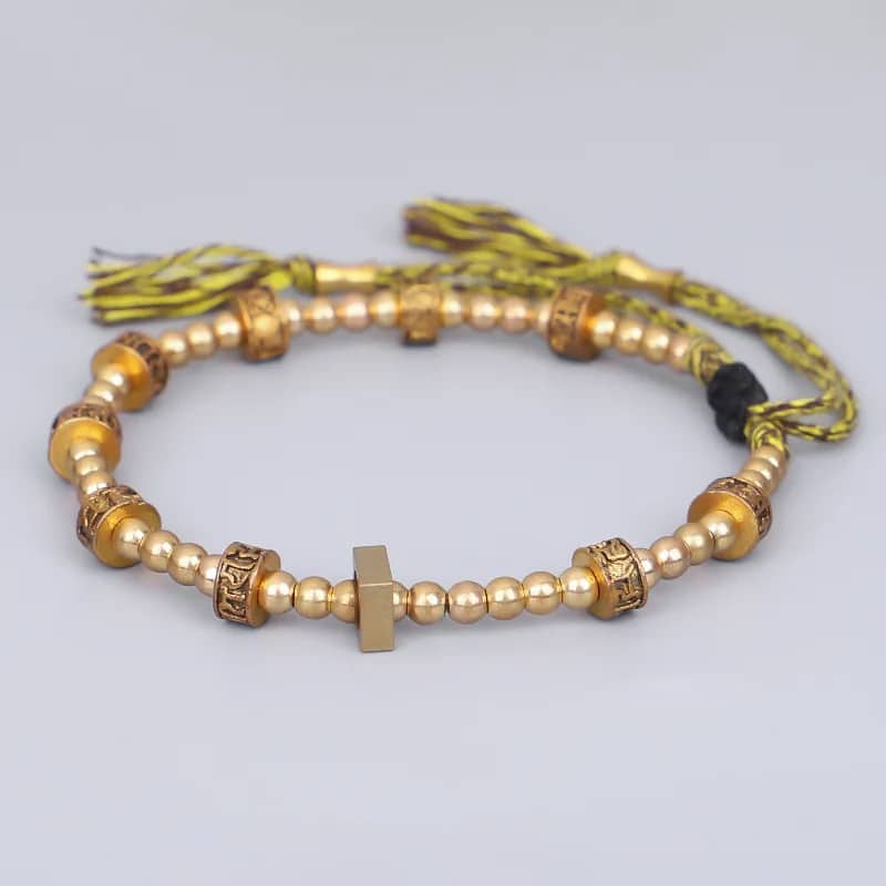 Bracelet Tibétain avec Perles de Cuivre Fait à la Main sur fond gris