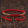 Bracelet Tibétain Rouge et Ajustable en Coton sur fond marron