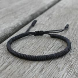 Bracelet Tibétain de Style Ethnique avec Nœuds en Dentelle sur fond gris