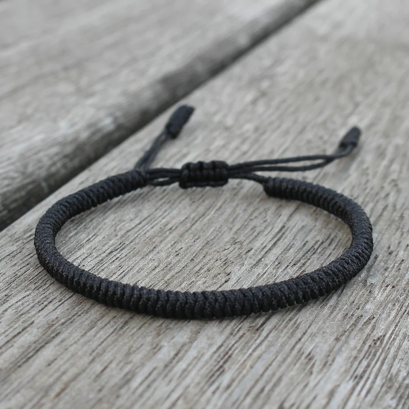 Bracelet Tibétain de Style Ethnique avec Nœuds en Dentelle sur fond gris