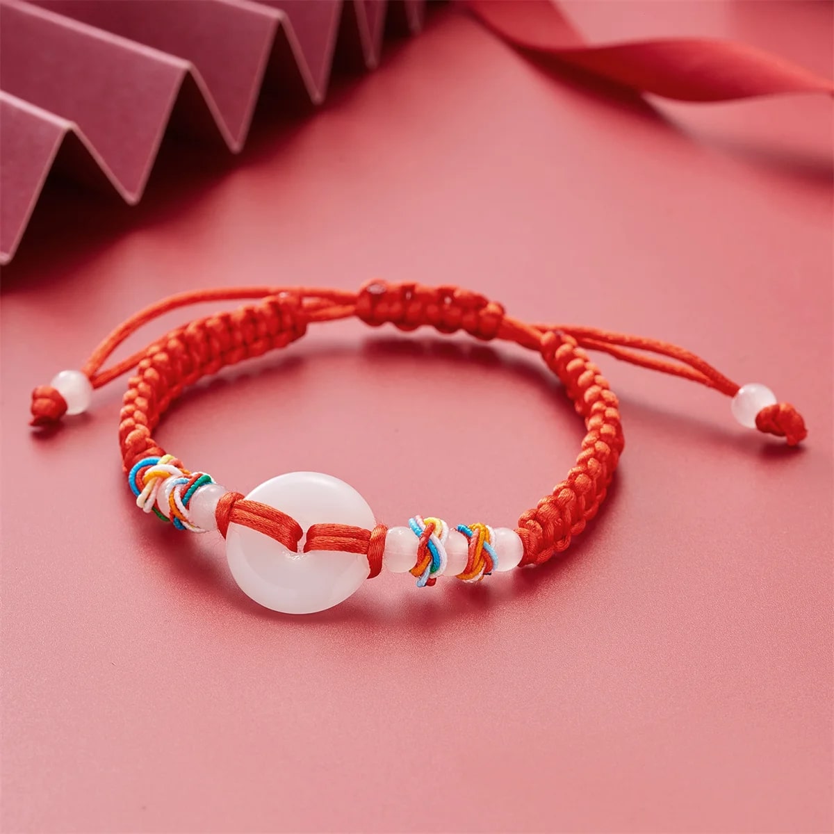 Bracelet Tibétain Tressé à la Main avec Ornement Blanc