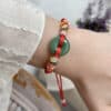Bracelet Tibétain Tressé à la Main avec Ornement Vert