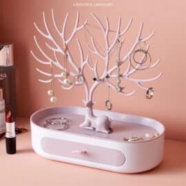 Arbre à Bijoux au Design de Cerf avec Tiroir sur fond rose avec des objets