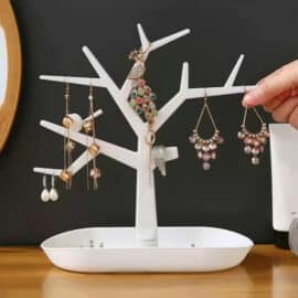 Arbre à Bijoux à Branches en Acrylique sur une table sur fond noir