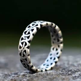 Bague Celtique Vintage en Acier Inoxydable sur fond gris et noir