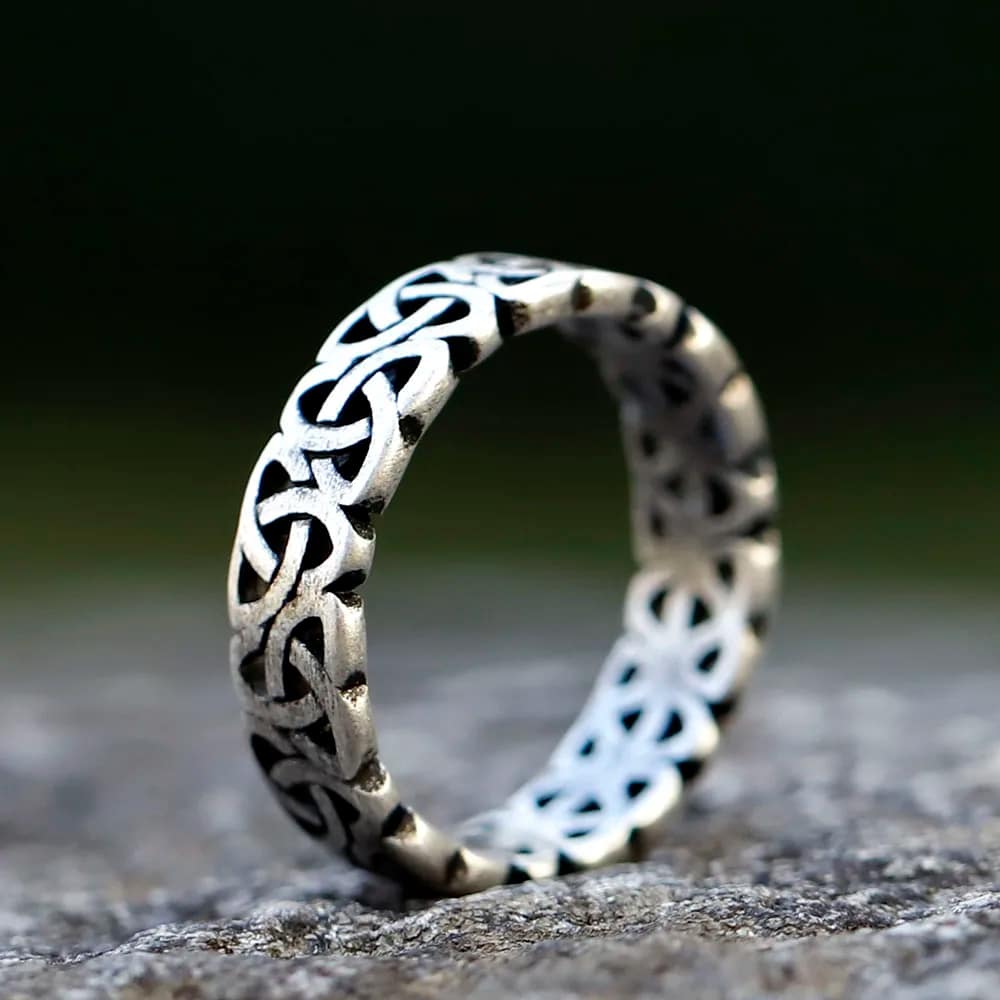 Bague Celtique Vintage en Acier Inoxydable sur fond gris et noir