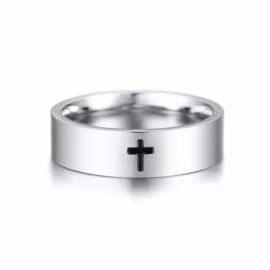Bague Chrétienne avec Croix Noire en Acier inoxydable sur fond blanc