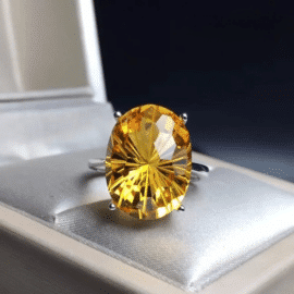 Bague Citrine Luxueuse en Argent dans une boite sur fond noir