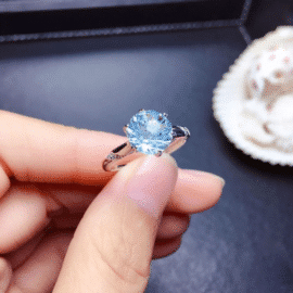 Bague Topaze en Argent Sterling dans la main d'une femme