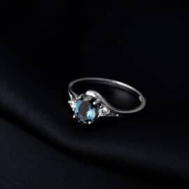 Bague Topaze Luxueuse en Argent sur fond noir