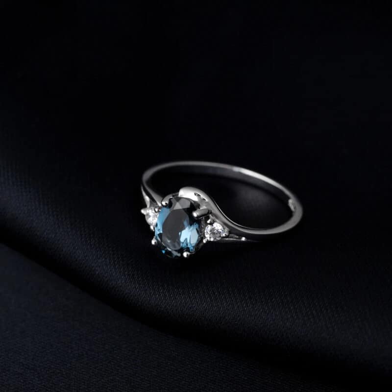 Bague Topaze Luxueuse en Argent sur fond noir