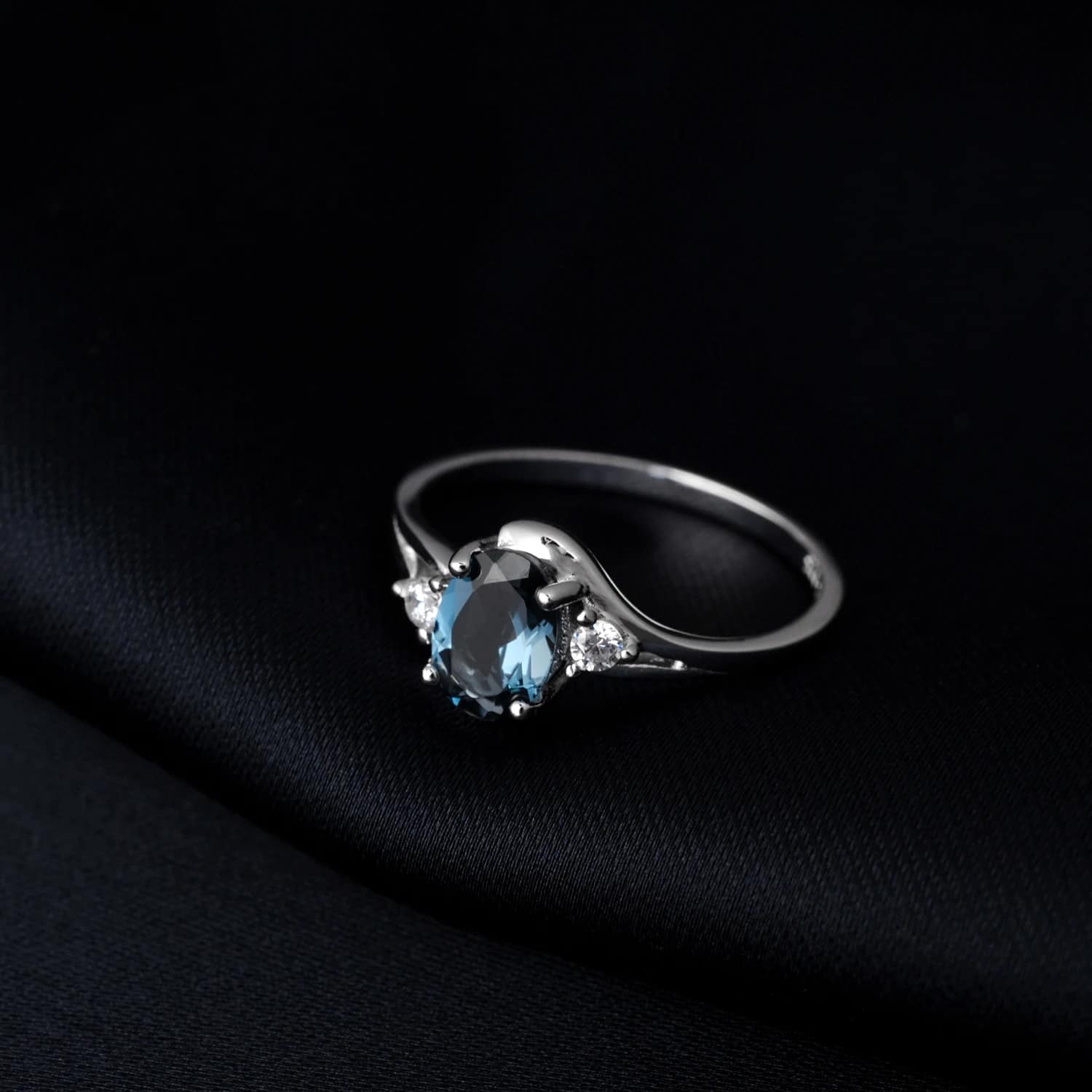 Bague Topaze Luxueuse en Argent sur fond noir