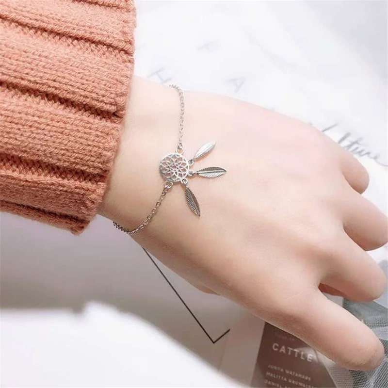 Bracelets Attrape Rêve en Métal sur le poignet d'une femme