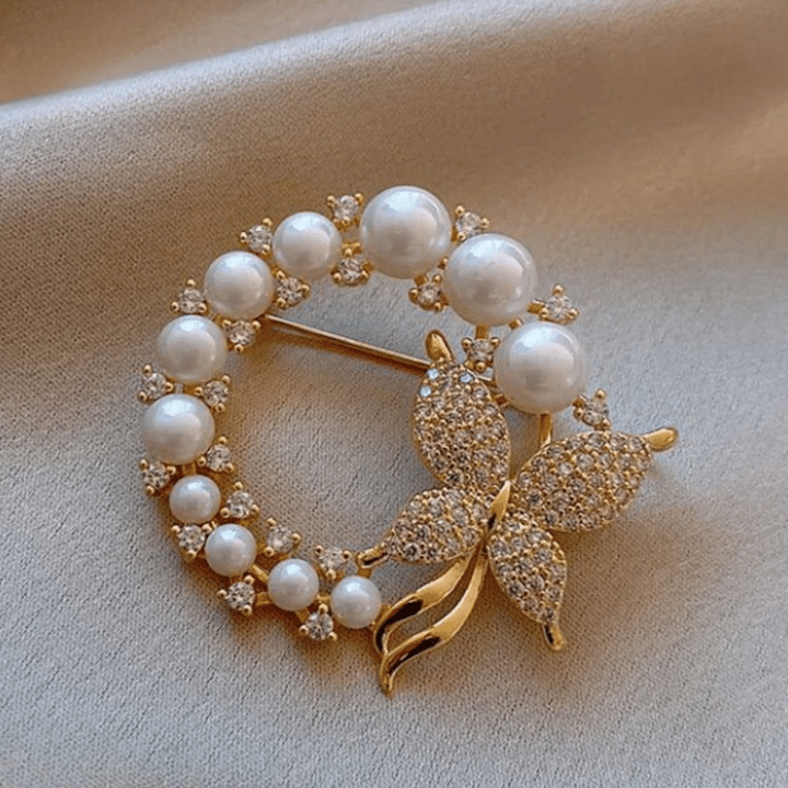 Broche Bijoux de Style Baroque avec Perles sur fond beige