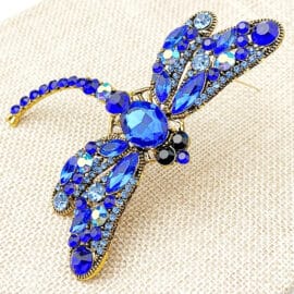 Broche Bijoux Bleue en Forme de Libellule sur fond beige